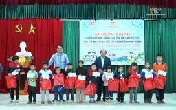 Hội bảo trợ người khuyết tật – trẻ mồ côi trao quà cho trẻ em