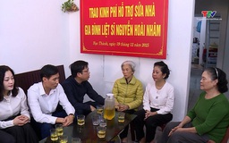 Phường Hạc Thành trao kinh phí hỗ trợ sửa nhà cho thân nhân liệt sĩ