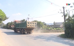 Tiềm ẩn nguy cơ mất an toàn giao thông từ xe chở nguyên vật liệu