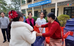 Chùa Long Nhương tặng quà cho học sinh và gia đình khó khăn