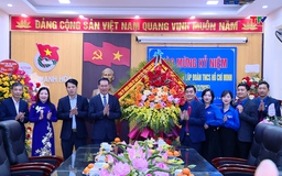 Phó Bí thư Tỉnh ủy Trịnh Tuấn Sinh chúc mừng Tỉnh đoàn