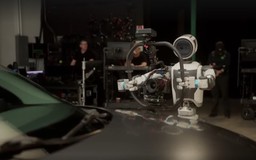 Boston Dynamics ra mắt robot hình người Atlas thế hệ mới có khả năng quay phim chuyên nghiệp
