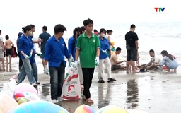 Câu lạc bộ du lịch biển Hải Tiến dọn vệ sinh bãi biển Hải Tiến