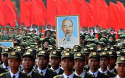 Bác vẫn cùng chúng cháu hành quân