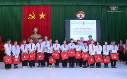Trao quà cho ngư dân nghèo và học sinh có hoàn cảnh khó khăn