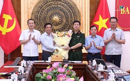 Ban Thường vụ Tỉnh ủy chúc mừng Thiếu tướng Lê Văn Trung, Phó Chính ủy Quân khu 4