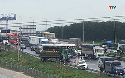 Cao tốc Cao Bồ - Mai Sơn liên tiếp tai nạn, từ va chạm liên hoàn đến lật xe