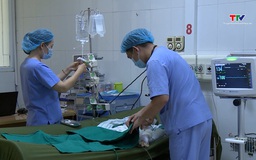 Hai bé trai bỏng nặng do đốt xăng