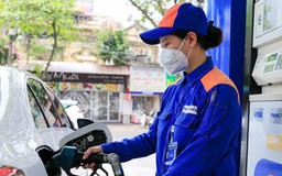 Giá xăng tăng, dầu diesel giảm