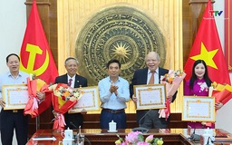 Trao tặng Huy hiệu Đảng cho các đồng chí lãnh đạo, nguyên lãnh đạo tỉnh