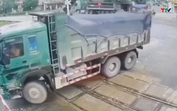 Thanh Hoá: Xe tải phá rào chắn, lao qua đường sắt