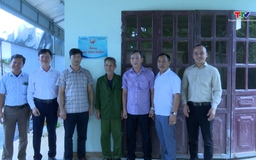 Bàn giao nhà tình nghĩa cho hộ nghèo