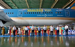 Ra mắt logo Báo Nhân Dân trên máy bay của Vietnam Airlines nhân kỷ niệm 100 năm Ngày Báo chí Cách mạng Việt Nam