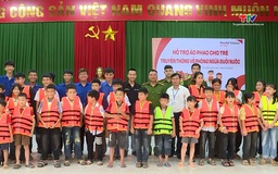 Trao tặng áo phao cho học sinh ở Thường Xuân