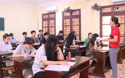 Thí sinh làm thủ tục dự thi Tốt nghiệp THPT 2025