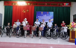 Hội chữ thập đỏ huyện Thường Xuân trao xe đạp cho học sinh nghèo
