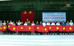 Trao 2.000 lá cờ Tổ quốc cho ngư dân vươn khơi, bám biển