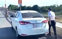 Xử phạt 13,5 triệu đồng người đàn ông đậu xe giữa cầu vứt đồ xuống sông