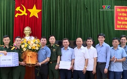 Sở Nông nghiệp và Môi trường tặng quà Bộ đội đảo Nẹ