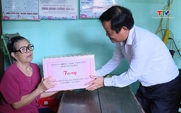 Phó Chủ tịch HĐND tỉnh dâng hương nghĩa trang, thăm, tặng quà gia đình chính sách 