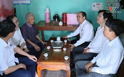Phó Chủ tịch Thường trực Hội đồng Nhân dân tỉnh dâng hương nghĩa trang, thăm, tặng quà các gia đình chính sách