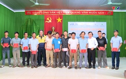 Trao chứng chỉ thuyền trưởng tàu cá hạng 3 cho ngư dân