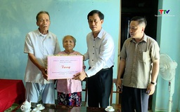 Phó Trưởng đoàn Đại biểu Quốc hội tỉnh dâng hương,
thăm, tặng quà các gia đình chính sách
