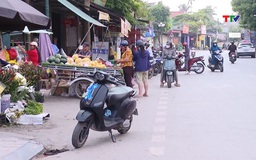 Thói quen "tiện đâu mua đó" của người dân gây mất an toàn giao thông