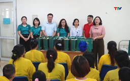 Trao quà cho trẻ em tại Bệnh viện Nhi Thanh Hóa