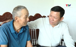 Phó Chủ tịch Thường trực UBND tỉnh dâng hương nghĩa trang thăm, tặng quà các gia đình chính sách