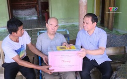 Trưởng Ban Tổ chức Tỉnh ủy dâng hương nghĩa trang liệt sĩ, thăm, tặng quà các gia đình chính sách
