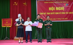 Trao quyết định thăng quân hàm và chuyển ngành 
công tác