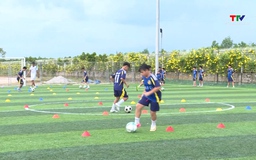 Sôi động các lớp học bơi và bóng đá và cộng đồng trong dịp hè dành cho thanh thiếu nhi