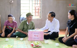 Phó Chủ tịch UBND tỉnh Đầu Thanh Tùng viếng nghĩa trang liệt sỹ và thăm, tặng quà gia đình chính sách tại các xã Phú Lệ, Hồi Xuân