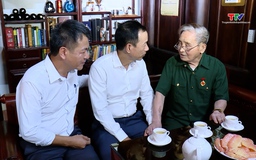 Giám đốc Sở Tài chính thăm, tặng quà gia đình chính sách