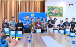 Trao quà cho công nhân lao động thuộc gia đình chính sách, có hoàn cảnh khó khăn