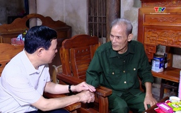 Phó Bí thư Thường trực Tỉnh uỷ Lại Thế Nguyên dâng hương tưởng nhớ các Anh hùng liệt sỹ và tặng quà các gia đình chính sách