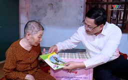 Phó Chủ tịch UBND tỉnh Mai Xuân Liêm viếng nghĩa trang liệt sĩ và thăm, tặng quà gia đình chính sách