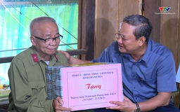 Bí thư Đảng ủy phường Hạc Thành Lê Anh Xuân thăm, tặng quà gia đình chính sách tại các xã Linh Sơn, Văn Phú và Giao An