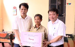 Trưởng Ban Tuyên giáo và Dân vận Tỉnh ủy Đào Xuân Yên thăm, tặng quà các gia đình chính sách