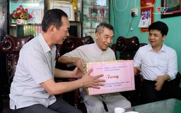 Phó Bí thư Tỉnh ủy, Chủ tịch Ủy ban Mặt trận Tổ quốc tỉnh Trịnh Tuấn Sinh viếng nghĩa trang liệt sĩ, thăm, tặng quà các gia đình chính sách