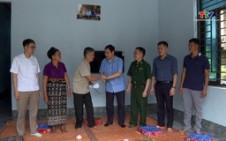 Xã Quang Chiểu thăm, tặng quà các gia đình chính sách