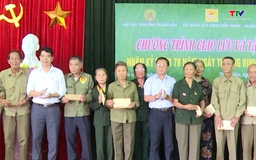 Báo Tiền phong trao quà cho thanh niên xung phong
và người có công Thanh Hoá