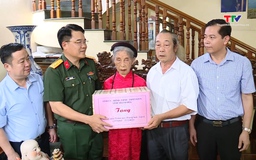 Chỉ huy trưởng Bộ Chỉ huy Quân sự tỉnh viếng nghĩa trang liệt sĩ và thăm, tặng quà người có công