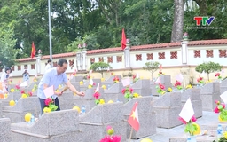 Phó Bí thư Tỉnh ủy, Chủ tịch Ủy ban Mặt trận Tổ quốc tỉnh Trịnh Tuấn Sinh viếng nghĩa trang liệt sĩ, thăm, tặng quà các gia đình chính sách