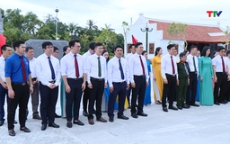 Dâng hương tưởng nhớ các anh hùng liệt sỹ và giáo viên, học sinh hy sinh trên công trường đắp đê sông Mã