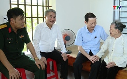 Chủ tịch UBND tỉnh Đỗ Minh Tuấn viếng nghĩa trang liệt sĩ và thăm, tặng quà các gia đình chính sách