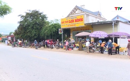 Cần ngăn chặn tình trạng bán hàng trước cổng chợ Thọ Sơn gây mất an toàn giao thông