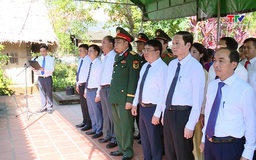 Chủ tịch Ủy ban nhân dân tỉnh Đỗ Minh Tuấn dâng hương tại Khu di tích Yên Trường
