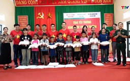 Trao quà cho học sinh nghèo xã Bát Mọt